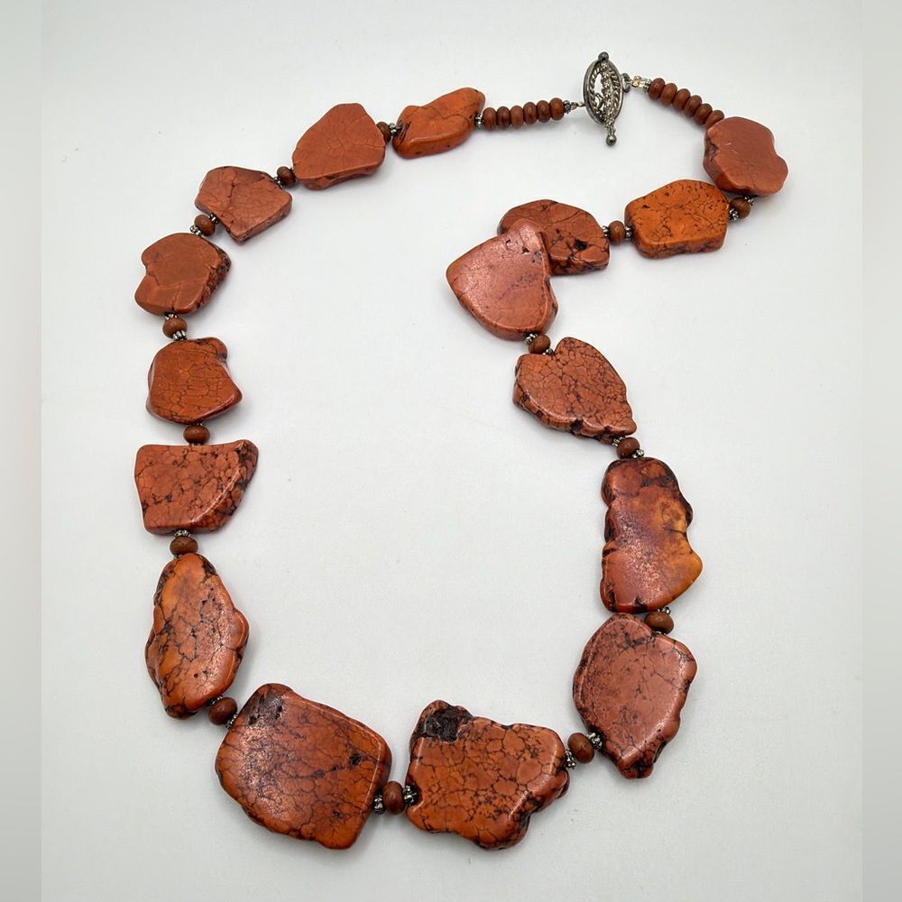 20” of dyed howlite chunks and wooden accent‎ beaded necklace!